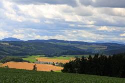 Blick von der Eisenstraße zum Fichtelberg Blick von der Eisenstraße zum Fichtelberg